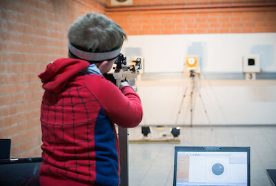 Das Training mit dem Lichtpunktgewehr auf 10m.