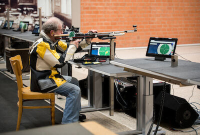 Das Training mit dem Luftgewehr, sitzend auf 10m.