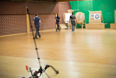 Beim Bogentraining in der Halle.