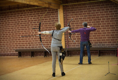 Beim Bogentraining in der Halle.