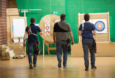 Beim Bogentraining in der Halle.