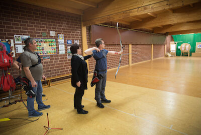 Beim Bogentraining in der Halle.