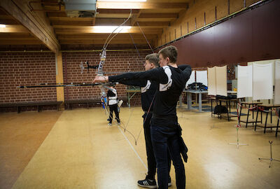 Beim Bogentraining in der Halle.