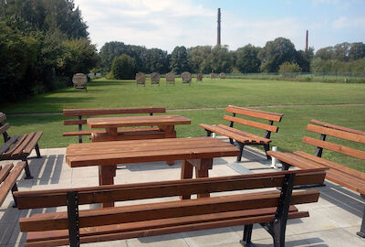 Der Bogenplatz mit Sitzgruppe im Sommer.