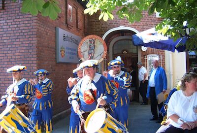 Die Stadtpfeifer begleiten das Junggesellenkönigsschießen