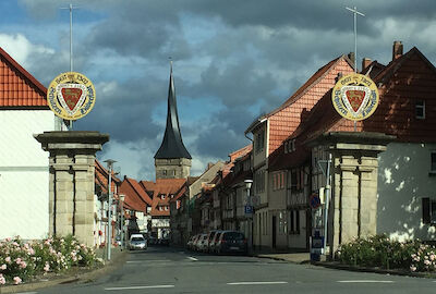 Das äußere Westertor ist geschmückt - erste Anzeichen für den Beginn des Schützenfestes.