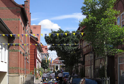 Ein Blick aus dem Auto am Ende des Umzuges heraus auf die Teilnehmer des Umzugs und die geschmückte Haberstraße.