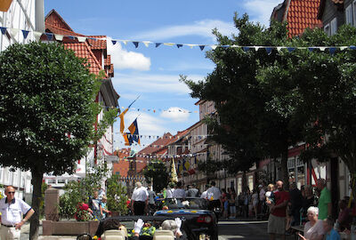 Ein Blick aus dem Auto am Ende des Umzuges heraus auf die Teilnehmer des Umzugs und die geschmückte, von zahlreichem Publikum gesäumte Haberstraße.