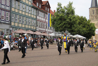 Die Spannung steigt: Auf dem Weg zur Proklamation vor dem Rathaus am Schützenfestdienstag.