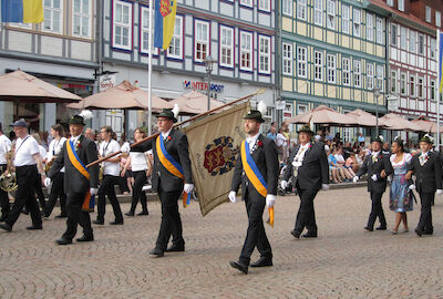 Die Spannung steigt: Auf dem Weg zur Proklamation vor dem Rathaus am Schützenfestdienstag.