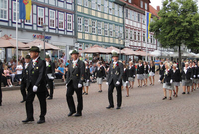 Die Spannung steigt: Auf dem Weg zur Prpoklamation vor dem Rathaus am Schützenfestdienstag.