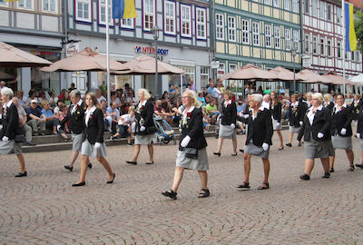 Die Spannung steigt: Auf dem Weg zur Proklamation vor dem Rathaus am Schützenfestdienstag.