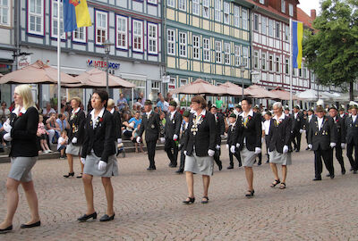 Die Spannung steigt: Auf dem Weg zur Proklamation vor dem Rathaus am Schützenfestdienstag.