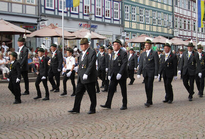 Die Spannung steigt: Auf dem Weg zur Proklamation vor dem Rathaus am Schützenfestdienstag.