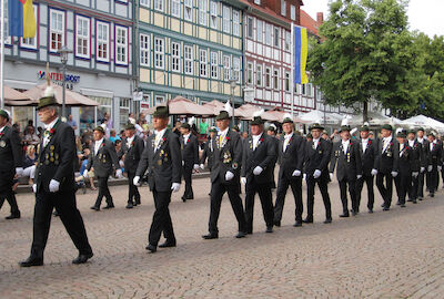 Die Spannung steigt: Auf dem Weg zur Proklamation vor dem Rathaus am Schützenfestdienstag.