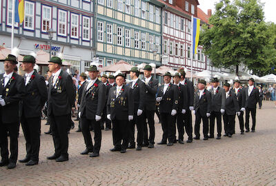 Die Spannung steigt: Auf dem Weg zur Proklamation vor dem Rathaus am Schützenfestdienstag.