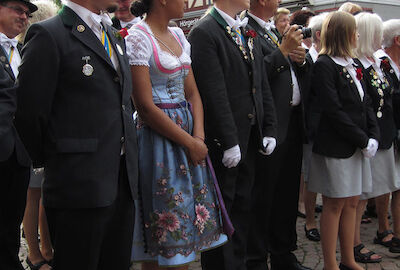 Die Spannung steigt: Die Proklamation vor dem Rathaus am Schützenfestdienstag.